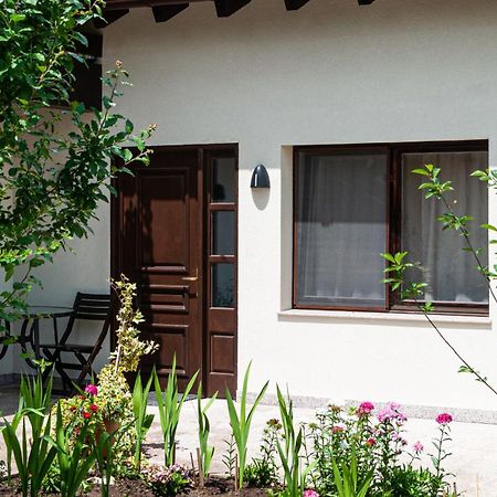 Tinamore Otopeni Exterior photo